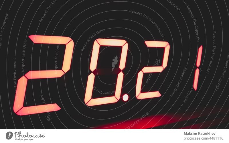 Digitaluhr mit roter LED-Beleuchtung Zahlen 2021 im Dunkeln Zeit Uhr elektronisch Abschnitt Licht digital zuschauen Alarm dunkel Nummer Symbol Countdown