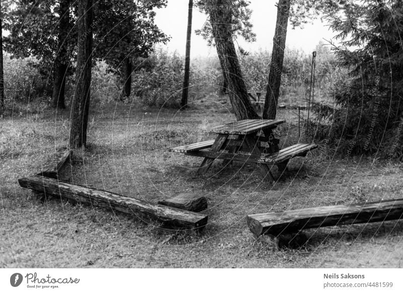 Bänke und Tisch auf einem Rastplatz im lettischen Wald in der Nähe eines Waldweges. Hergestellt aus Holz Holzbrettern. Herbst Hintergrund schön Bank