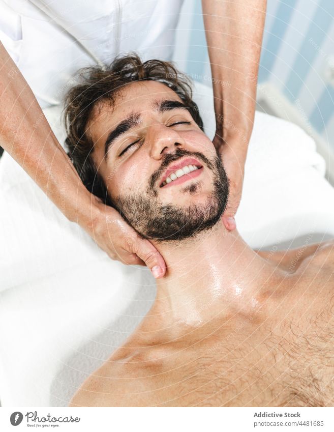 Mann mit geschlossenen Augen wird massiert Masseur Massage sich[Akk] entspannen ruhen ohne Hemd Bett Lügen Spa Verfahren Augen geschlossen Gelassenheit männlich