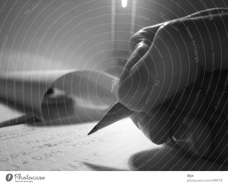 Nur üben macht den Meister Schreibstift Hand Papier Lampe schwarz weiß Wissenschaften rechnen Zettel Zeitschrift Schreibtisch Makroaufnahme
