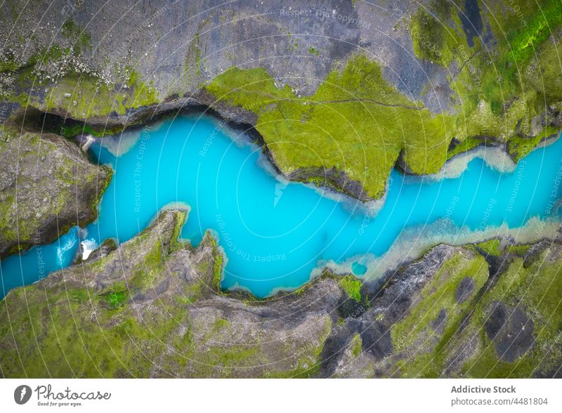Blauer See, umgeben von felsigen Ufern blau Wasser Küste Hintergrund Natur Felsen Wasserseite Stein Seeufer Hafengebiet Island aqua Umwelt malerisch Formation