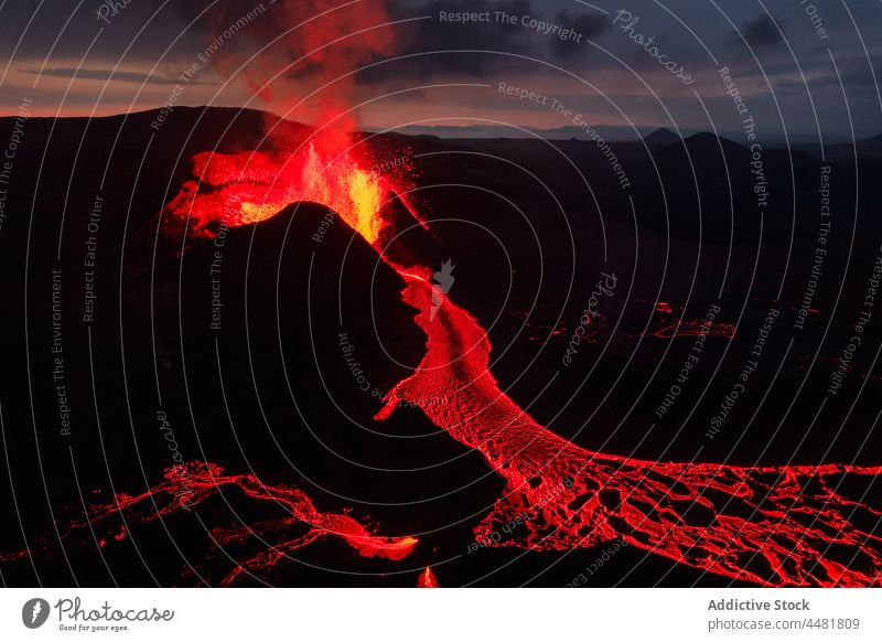 Rote Lava auf vulkanischer Oberfläche Magma Nacht Berge u. Gebirge Natur Vulkan dunkel ausbrechen fließen Hochland Island heiß rot Gelände rau erwärmen