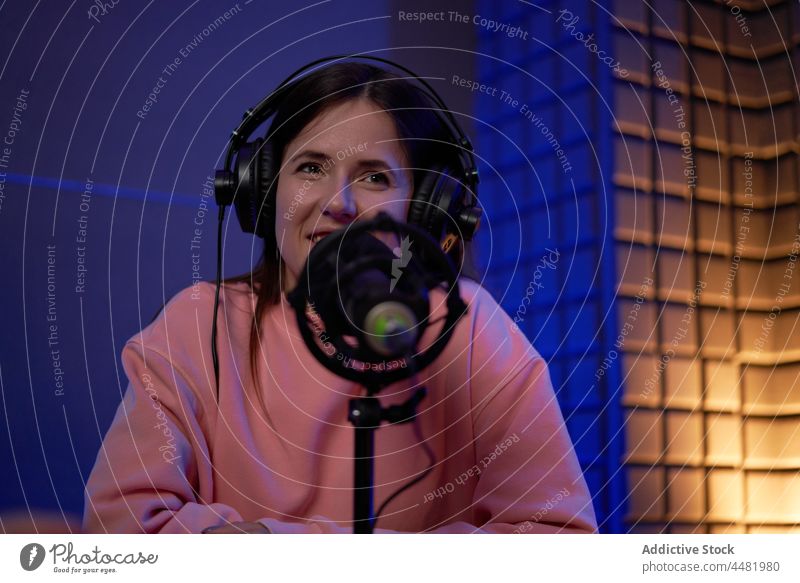 Frau nimmt Podcast im Studio auf Aufzeichnen Lächeln Klang Mikrofon Radio Wirt Kollege Zusammensein Kopfhörer jung lässig Headset Ausstrahlung Arbeit positiv