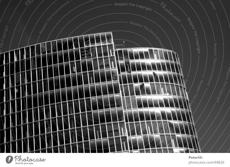 Tausend Fenster Hochhaus schwarz weiß rund Architektur Reflektion Düsseldorf