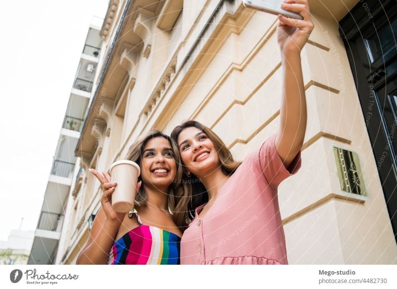 Zwei Freunde machen ein Selfie mit dem Handy im Freien. zwei Mobile Telefon Lächeln Lachen jung Freundschaft Lifestyle Freizeit sprechend Spaß Frauen Selfies