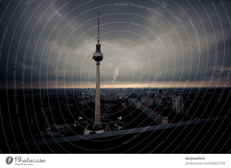 Eine Stadt geht schlafen. Nur noch ein schmaler Lichtstreifen am Horizont. Der Fernsehturm im Vordergrund überragt das Ganze. Berlin Architektur Nacht