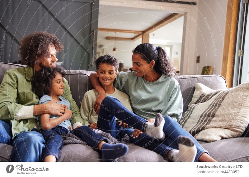 Porträt einer glücklichen Familie auf dem Sofa gemischte Rasse asiatisch Glück Wochenende sich[Akk] entspannen Liebe Zusammensein im Innenbereich Tag heimwärts