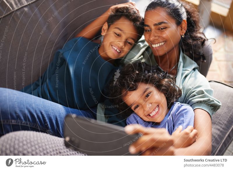 Mutter und Söhne nehmen Selfie auf Telefon gemischte Rasse asiatisch Sohn sich[Akk] entspannen Freizeit Bonden Liebe im Innenbereich Tag heimwärts drei Menschen