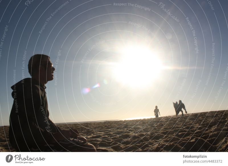 Mann, Kind und Hund am Strand unter gleißender Sonne Sand Hitze Sandstrand Sommerurlaub Erholung Urlaub Ferien & Urlaub & Reisen spielen Bewegung sandig