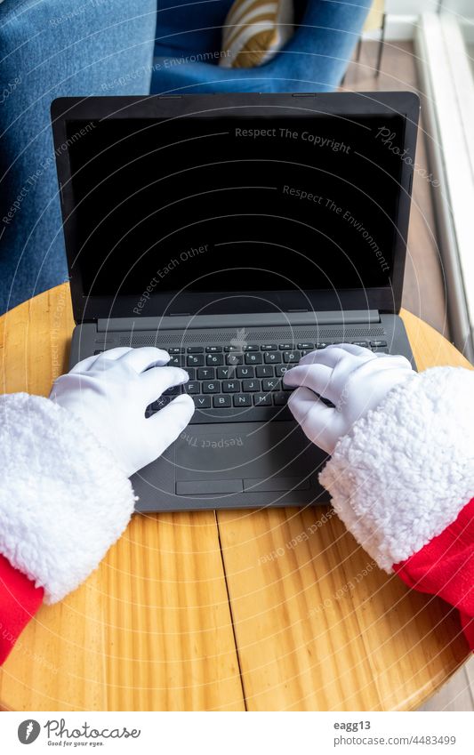 Der Weihnachtsmann tippt auf seinem Laptop Arme Weihnachten Weihnachtsdekoration Weihnachtszeit weihnachtszeit Mitteilung Computer Computermonitor Konzept