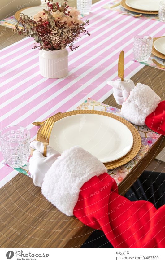 Der Weihnachtsmann sitzt am Tisch und ist bereit zu essen Arme Festessen Catering feiern Stühle Weihnachten Besteck Dezember Dekor Design speisend elegant leer