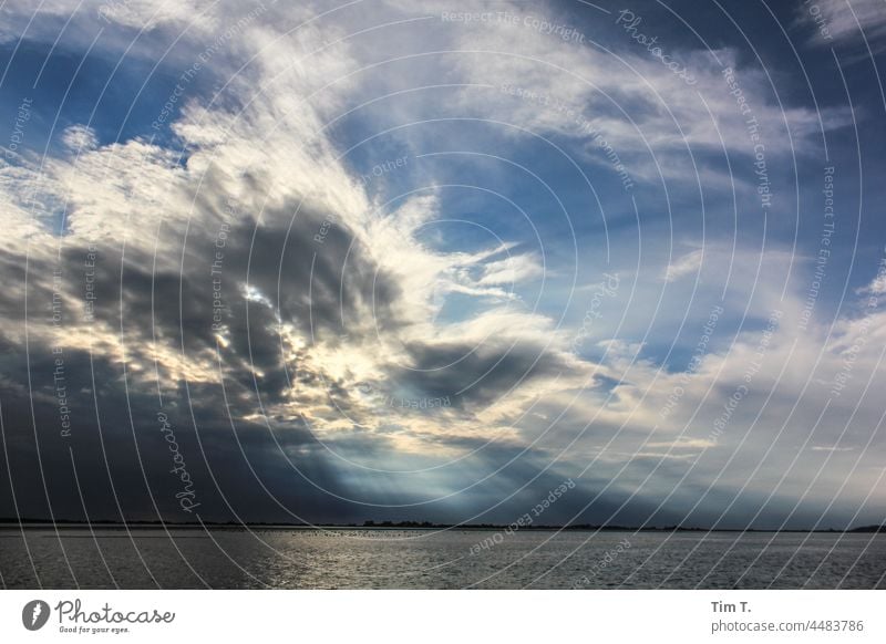 ein Himmel über der Ostsee Meer Wasser blau Wolken Außenaufnahme Tag Horizont Farbfoto Menschenleer Natur Wellen Küste Landschaft Umwelt Wetter Schönes Wetter