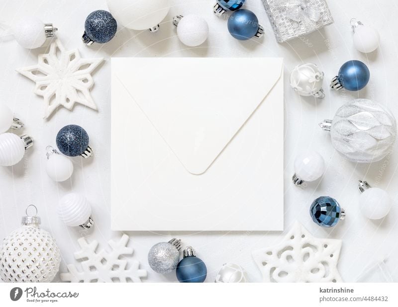 Leerer quadratischer Umschlag mit Weihnachtsdekoration von oben, Mockup Weihnachten Quadrat Kuvert Attrappe präsentieren blau Silber Neujahr weiß Kugel