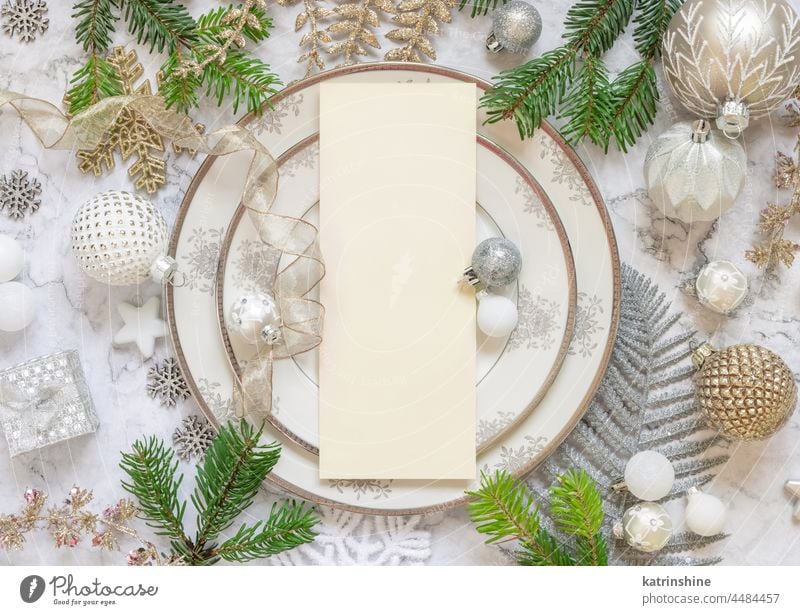 Festlich gedeckter Tisch mit Tannenzweigen und Weihnachtsschmuck. Mockup Weihnachten Speisekarte Attrappe Postkarte Stubenschmuck Dekor Feiertag Neujahr