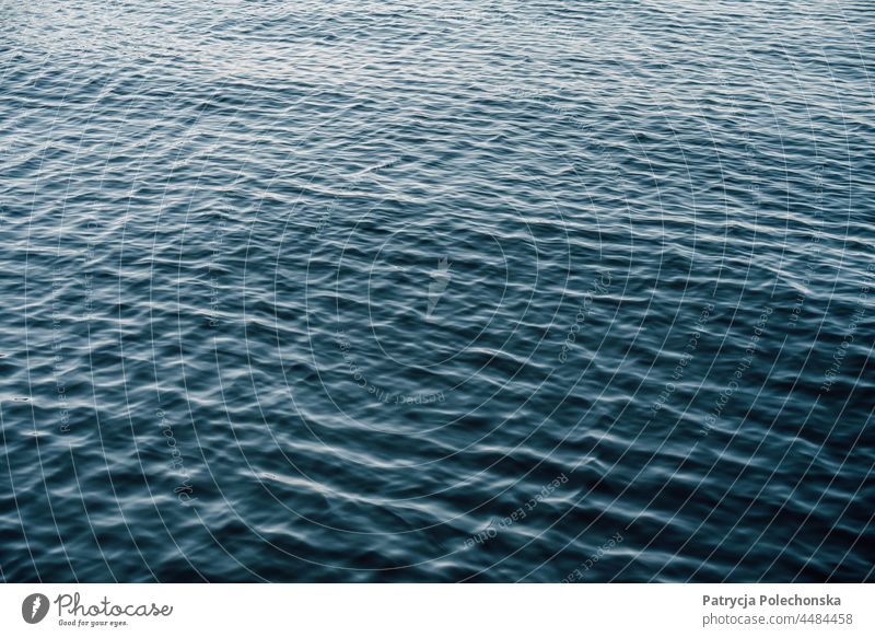 Hintergrund natürliche Muster von kleinen Wellen auf einem dunkelblauen Meer MEER Wasser