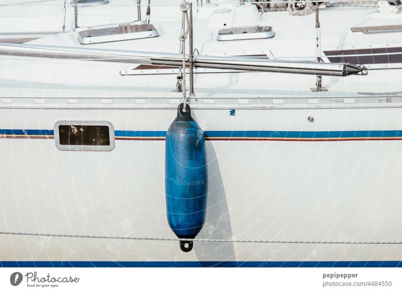 blauer Pömpel – Zylindrischer Polyform-Flügel für Boote – Gummi-Fender Schifffahrt Gummifender Wasserfahrzeug Außenaufnahme Segelboot Ferien & Urlaub & Reisen
