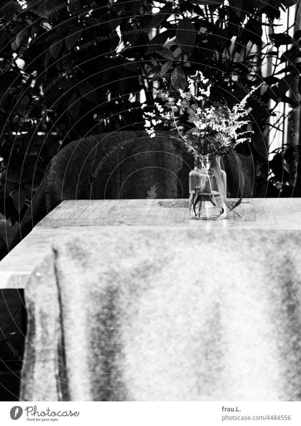 Bistrotisch Holztisch Stuhl Wolldecke Blumen Vase Busch Café Straßencafé Bäckerei Konditorei Blumenstrauß Herbst Stadt gemütlich