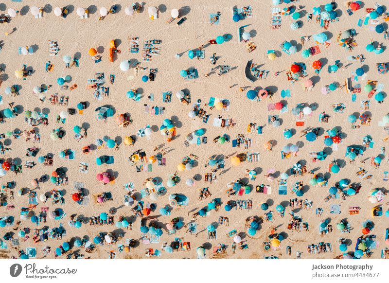 Drohnenaufnahme von vielen Menschen, die den Strand und das Meer in der Hochsaison genießen - Urlaubsmuster. Muster überfüllt Hauptsaison hoch Überfülltes