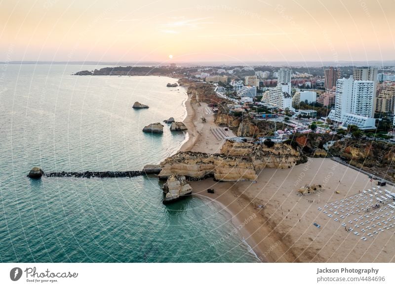 Luftaufnahme der Küste von Portimao bei Sonnenuntergang, Algarve, Portugal MEER Strand Klippen Rocha-Strand Kalkstein Seeküste Drohnen-Schuss Portugiesisch oben