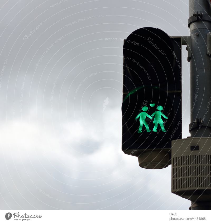 willst du mit mir gehn? - grünes Licht einer Ampel mit einem händchenhaltenden Paar als Leuchtsymbol Straßenverkehr Lichtzeichen Ampelanlage außergewöhnlich