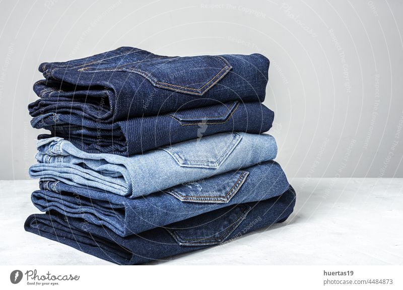 Blaue Jeans Hose Kleidung Haufen Hintergrund Blue Jeans weiß Jeansstoff Kleidungsstücke Gewebe Mode Stil Bekleidung Design blau lässig Textur Textil Baumwolle