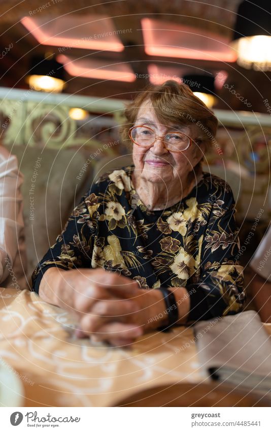 Ältere Frau im Restaurant Senior älter Porträt gealtert Brille in den Ruhestand getreten Abendessen Glück genießen Lebensalter Lächeln Verschluss Hand Café