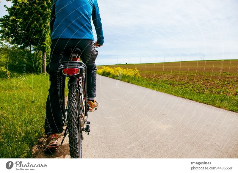 Radtour. Männlicher Radfahrer auf einem Radweg. Fahrrad Menschen Erwachsene Straße gesunder Lebensstil Lebensstile Freizeitaktivitäten nur für Erwachsene