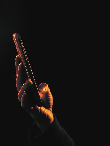 Frau beim Surfen auf ihrem Handy Mädchen Beteiligung Funktelefon Telefon Browsen blättern Technik & Technologie schwaches Licht Nacht Abend