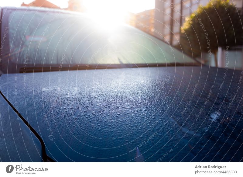Beschlagener Teil des Autos, Windschutzscheibe, Teil der Vordertür und Spiegel. Morgens Kondensat auf einem Auto. Balken Stoßstange Türen Laufwerk Nebel