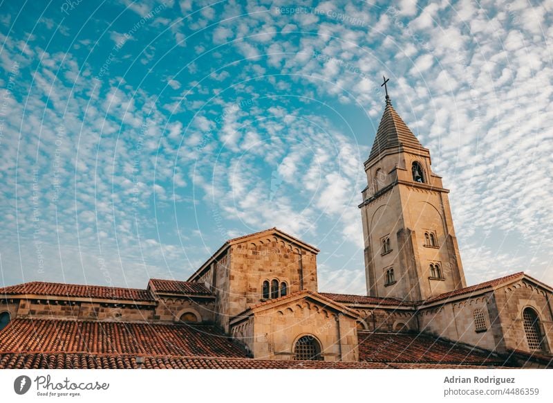 Kirche von San Pedro in Gijon Asturien, Spanien Religion laufen christian gotisch Turm Christentum Geistliche san katholisch peter Straßenlaterne Architektur