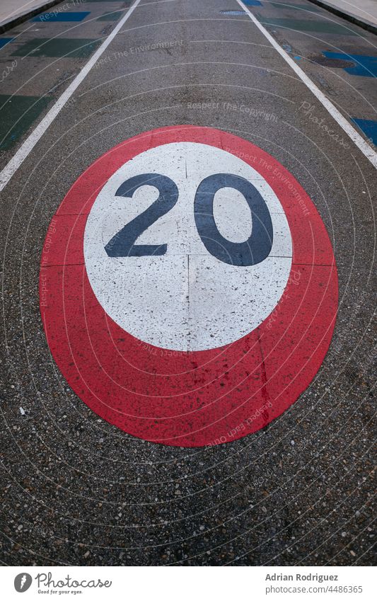 Auf die Straße gemaltes Schild mit Geschwindigkeitsbegrenzung Kreise Regie Laufwerk Information Recht Linien Nummer Farbe Weg rund Sicherheit langsam Verkehr