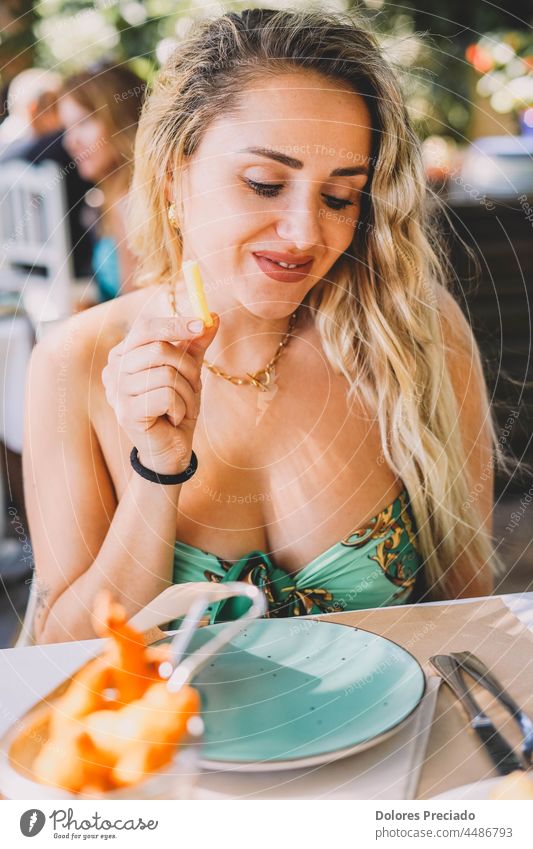 Attraktive Frau beim Essen in einem Restaurant Erwachsener attraktiv schön Schönheit blond brünett sorgenfrei lässig Kaukasier charmant heiter selbstbewusst