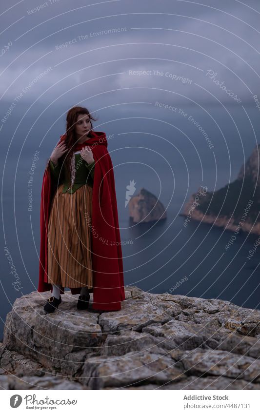 Frau in altmodischer Kleidung am Meer Stil Design victorianisch Epoche MEER Wasser Bekleidung bedeckt Küste Kultur Kleidungsstück Stoff Nebel Natur Ufer Wetter
