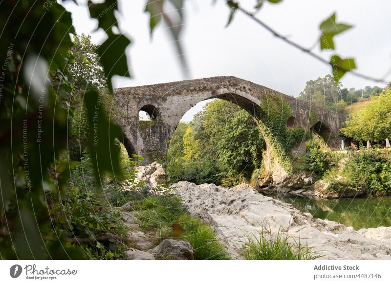 Antike römische Brücke über den Fluss Römer historisch gealtert Wasser Küste antik Ufer Cangas de Onis Natur Baum Spanien Asturien Sella Stein Konstruktion