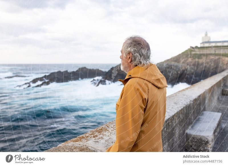 Älterer Mann beobachtet die stürmische See Senior winken MEER Küste Meeresufer Wasser Reisender beobachten Ufer Hafengebiet Wasserseite Meereslandschaft Umwelt