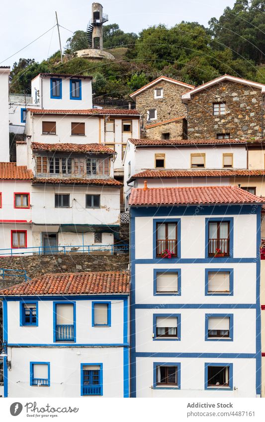 Typische Wohnhäuser in Spanien Gebäude wohnbedingt Haus typisch verwittert altmodisch schäbig veraltet Fassade Baum Asturien Konstruktion verweilen Außenseite
