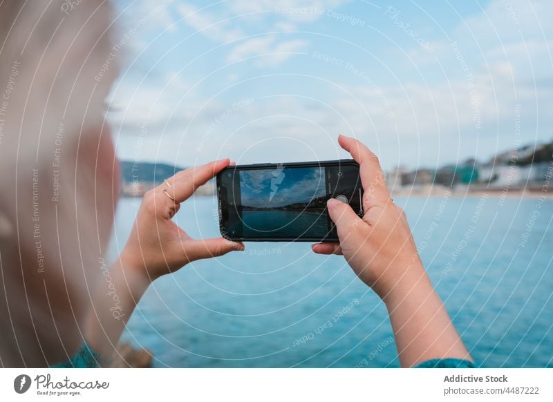Weibliche Aufnahme einer malerischen Meereslandschaft bei Tageslicht Frau Smartphone fotografieren Gerät Gedächtnis Stil Stadtbild Bucht Fotografie donostia