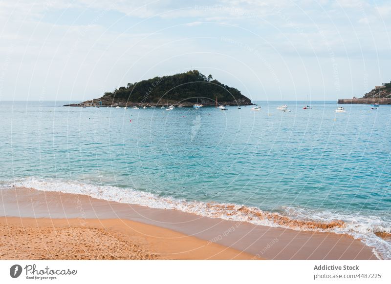 Sandstrand, der vom ruhigen Wasser des Ozeans umspült wird Natur Insel Strand Meer Küste Landschaft malerisch Ufer MEER San Sebastián Spanien donostia