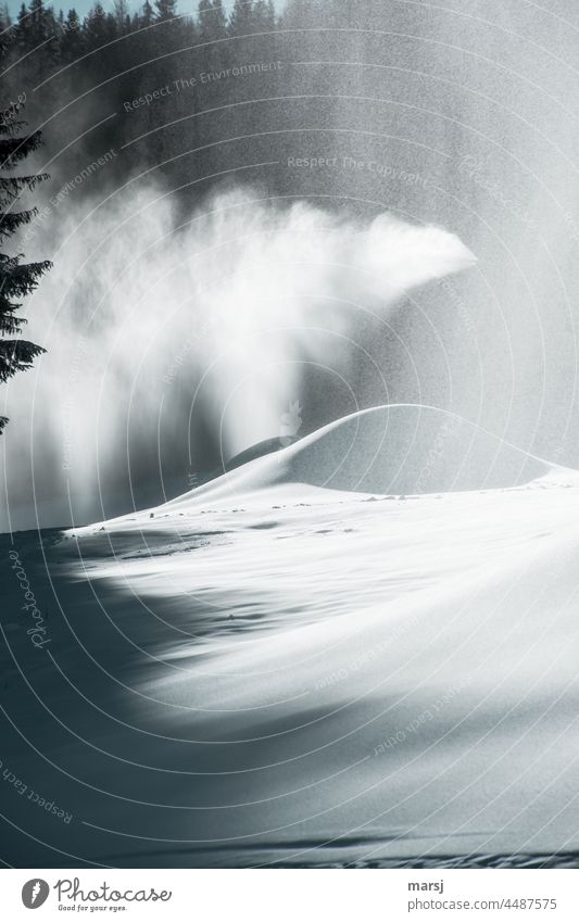 Beschneiung der zukünftigen Skipiste beschneiung Eiskalt Schneelanze Maschinenschnee Kunstschnee mystisch Technik & Technologie künstlich außergewöhnlich