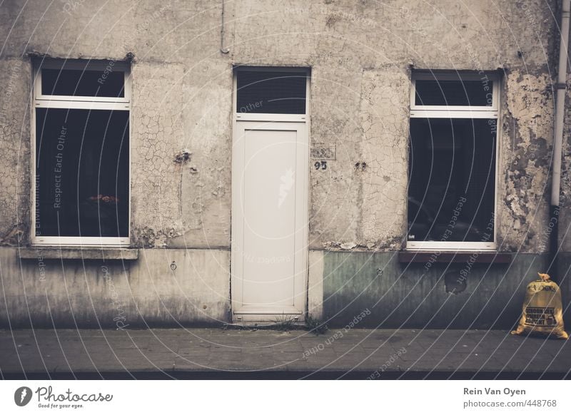 Verschmutzte Fassade Dorf Kleinstadt Stadt Haus Mauer Wand Fenster Tür Klingel alt dreckig dunkel grau Gedeckte Farben Außenaufnahme Menschenleer