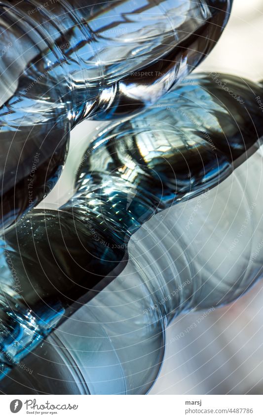 Abstrakte Flaschenspiegelung blau durchscheinend unkenntlich abstrakt durchsichtig geheimnisvoll transparent Wiederverwendung recycling Kunst Nahaufnahme
