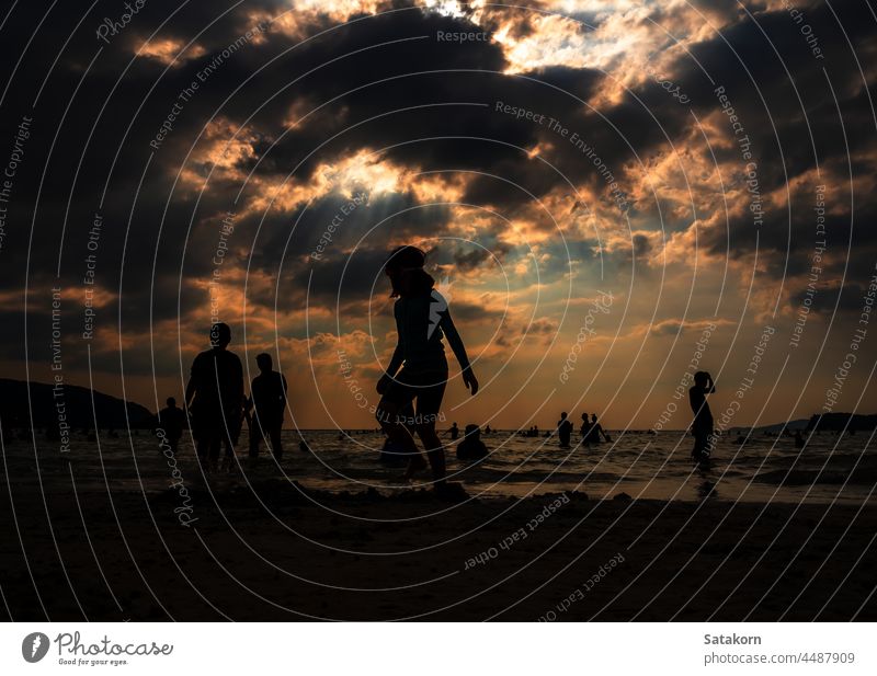 Silhouetten von Menschen spielen im Meer an einem öffentlichen Strand Landschaft Himmel Sand Abend Urlaub MEER Sonne Sonnenuntergang Sommer jung Wasser Natur