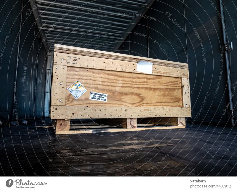 Strahlungsetikett neben der Transport-Holzkiste Typ-A-Verpackung Kiste hölzern Kasten radioaktiv Paket Zeichen Gefahr gefährlich Aufkleber industriell