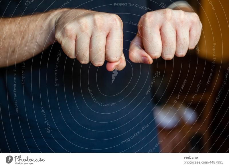 Kaukasischer Mann Hände geschlossen Raten Sie mal, wo Zeichen männlich Arme vereinzelt Handfläche zeigend menschlich Konzept Sammlung Kulisse Symbol weiß