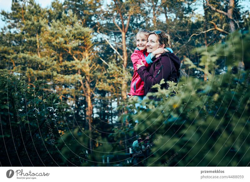 Frau und ihre Tochter bewundern die Landschaft und verbringen ihren Sommerurlaub aktiv auf einem Waldweg Familie im Freien Aktivität Natur Freizeit Schönheit