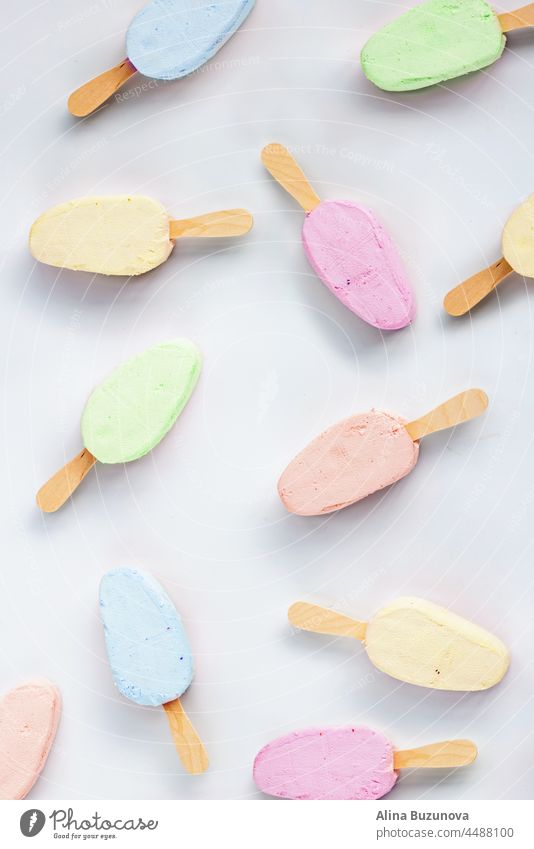 Helle und bunte flache legen von Popsicle Eis auf weißem Hintergrund. Gesunde Sommer Lebensmittel-Konzept. Draufsicht auf Eis am Stiel, von oben Stieleis