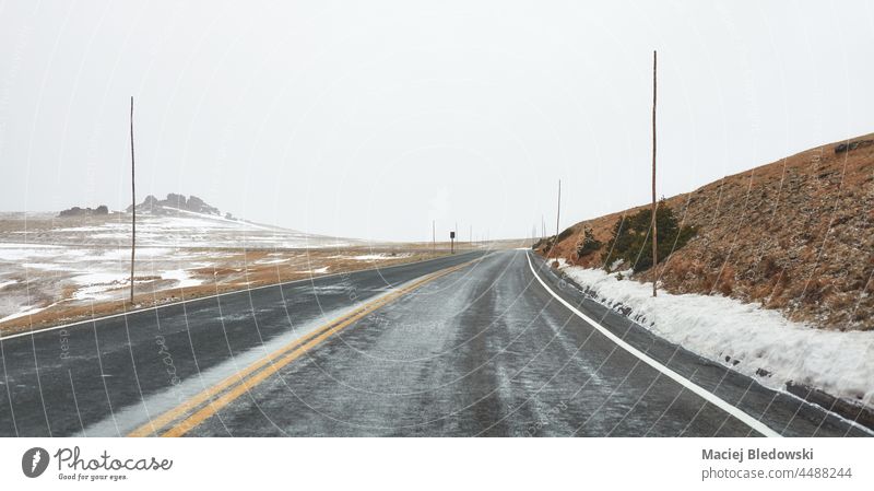 Leere asphaltierte Bergstraße während eines Schneesturms, Colorado, USA. Straße Berge Laufwerk Gefahr Ausflug Autobahn Abenteuer im Freien reisen Natur