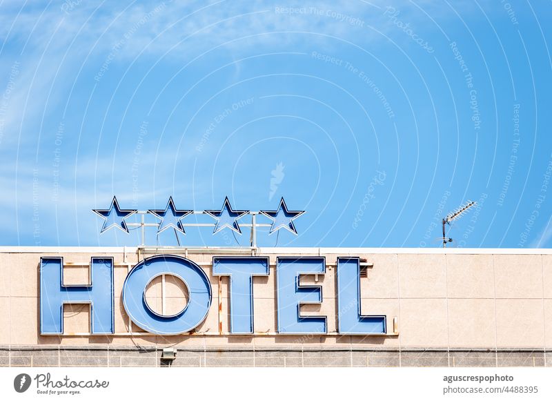 Draufsicht auf ein Hotel mit einem Schild ohne Neonlicht, auf dem "Hotel" und darüber 4 Sterne stehen erbaut Touristik Feiertag Fassaden Business Architektur