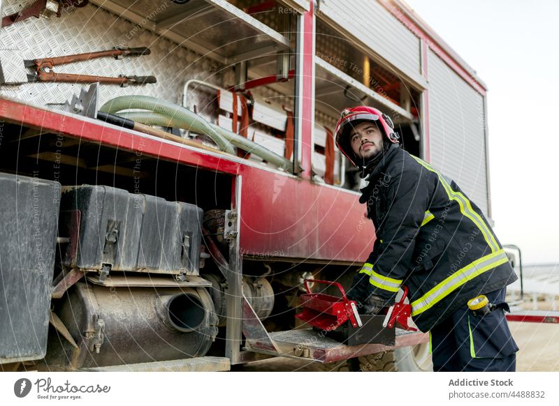 Feuerwehrauto und Feuerwehrmann auf dem Feld Lastwagen Gerät Notfall Landschaft natürlich Dienst behüten Hilfsbereitschaft Smog sparen Beruf professionell