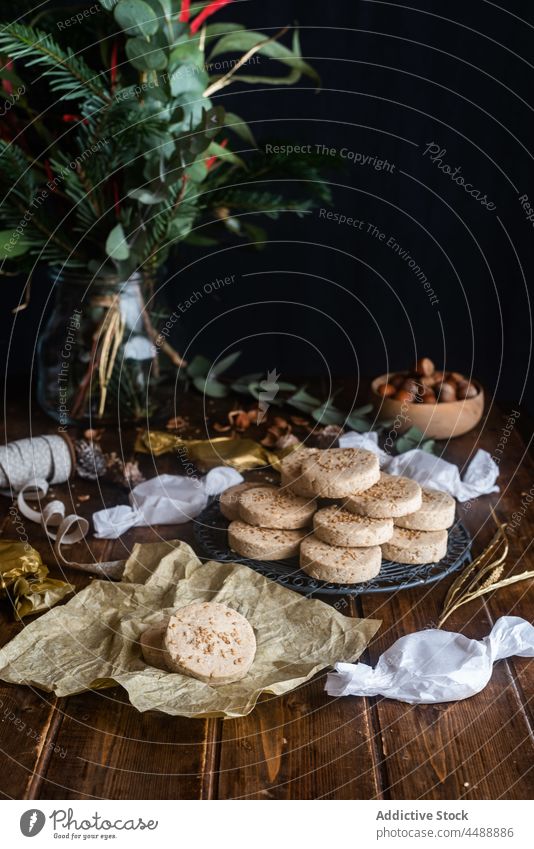 Leckeres Nussmürbegebäck auf einem Teller auf dem Tisch Keks polvoron Haufen Haselnuss Weihnachten umhüllen Papier Dessert süß dunkel Butterkeks Lebensmittel